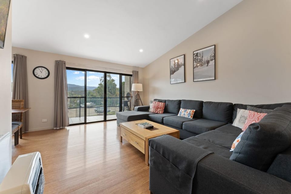 Khione 1 - 3BR Modern Townhouse l Mountain Views l WiFi l BBQ l Smart TV House in Jindabyne