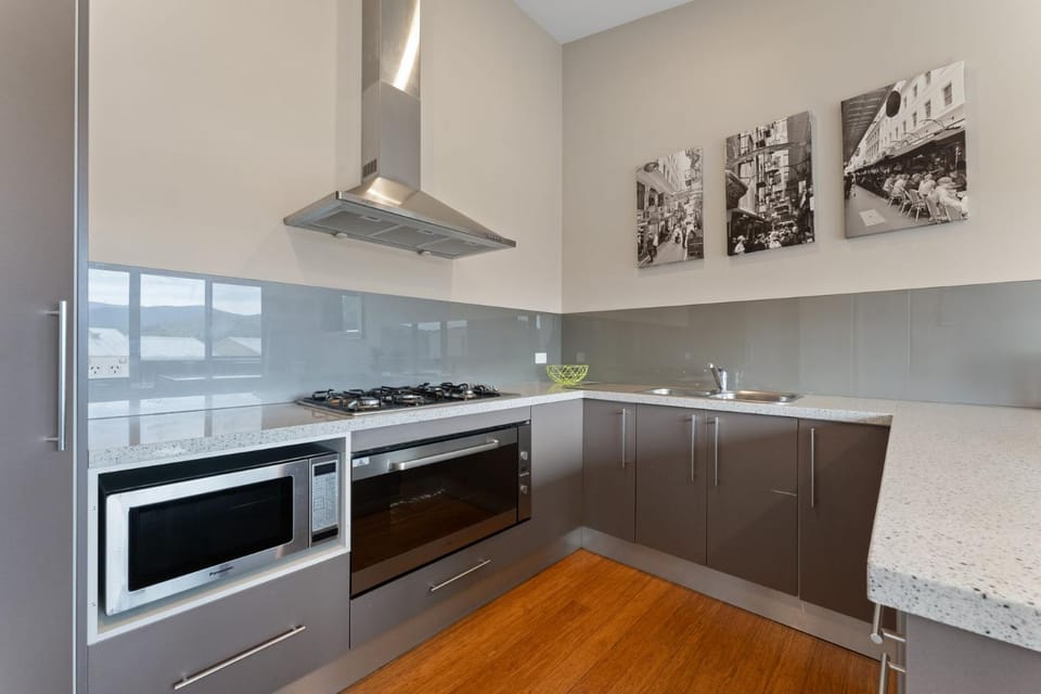 Khione 1 - 3BR Modern Townhouse l Mountain Views l WiFi l BBQ l Smart TV House in Jindabyne