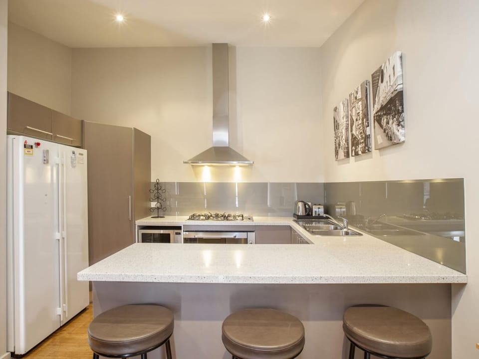 Khione 1 - 3BR Modern Townhouse l Mountain Views l WiFi l BBQ l Smart TV House in Jindabyne