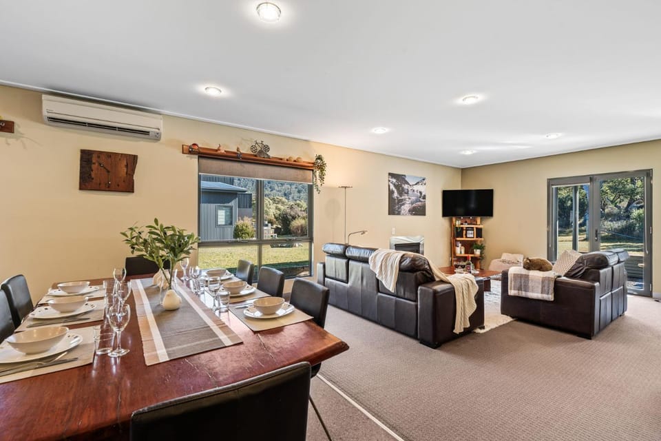 Kickenback Chalet - 2BR Chalet l Gym l Indoor Pool l Tennis Court l WiFi l Air-Con House in Crackenback