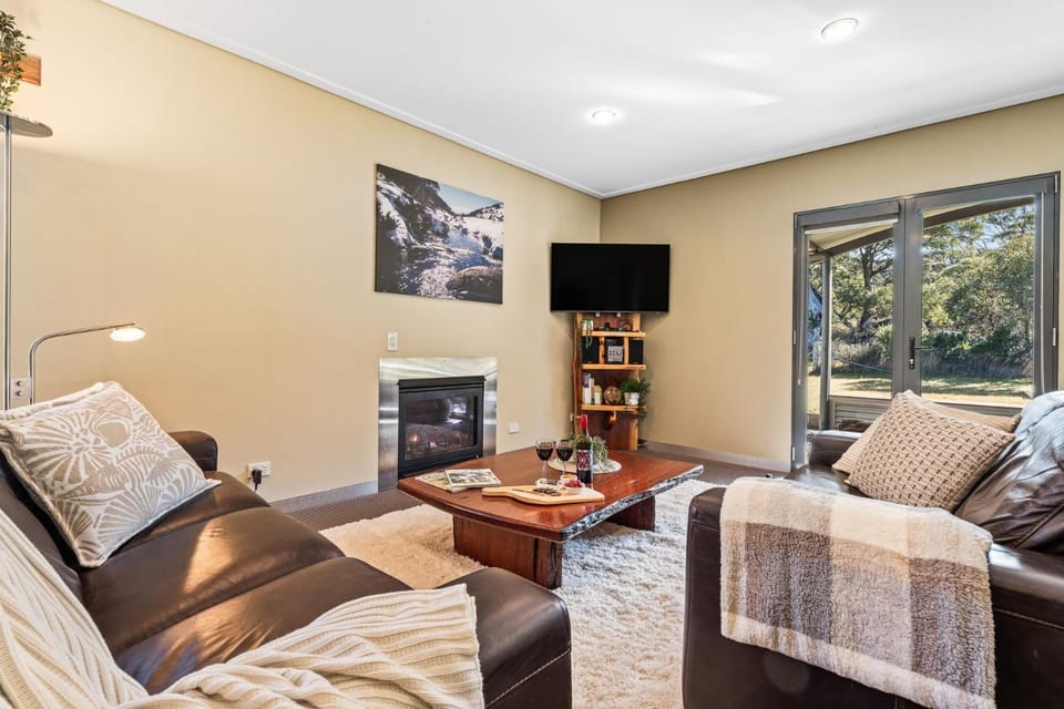 Kickenback Chalet - 2BR Chalet l Gym l Indoor Pool l Tennis Court l WiFi l Air-Con House in Crackenback