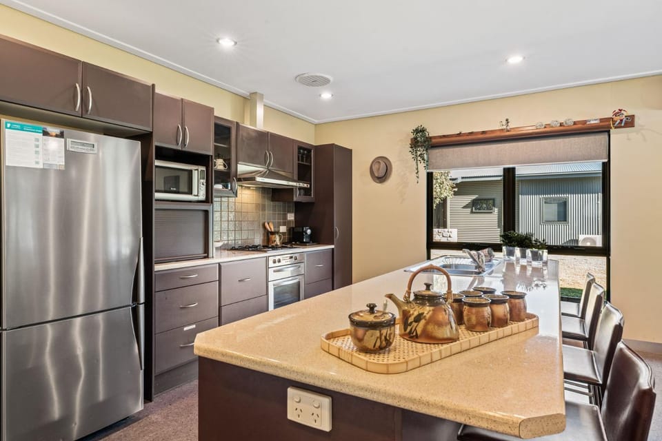 Kickenback Chalet - 2BR Chalet l Gym l Indoor Pool l Tennis Court l WiFi l Air-Con House in Crackenback
