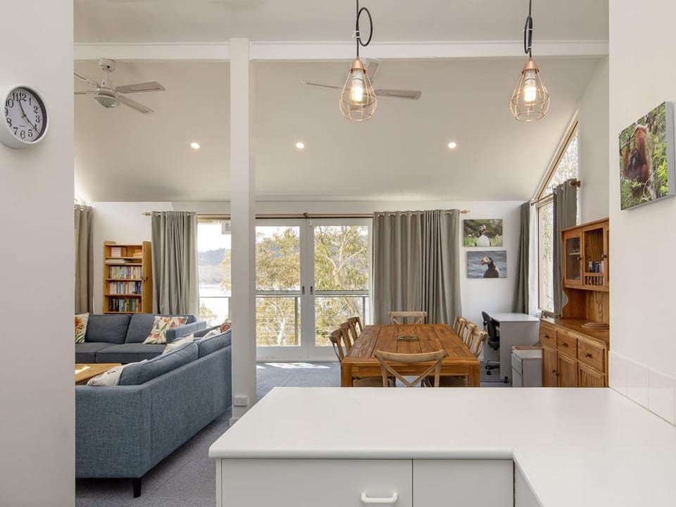 Matilda - 3BR Home l Central Location l Amazing Lake Views l WiFi l BBQ House in East Jindabyne