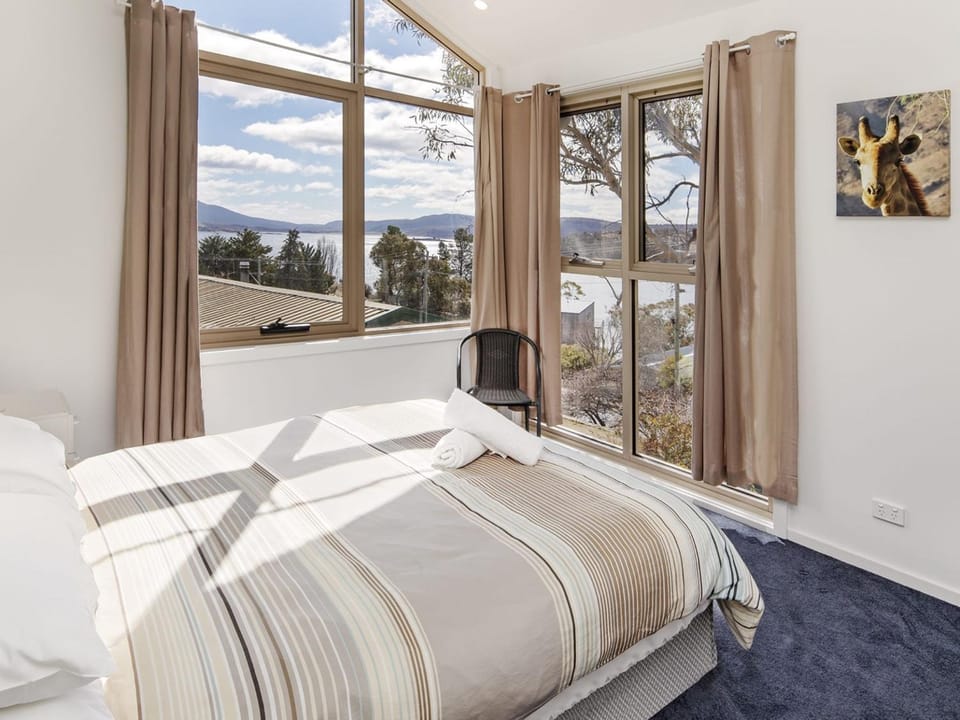 Matilda - 3BR Home l Central Location l Amazing Lake Views l WiFi l BBQ House in East Jindabyne