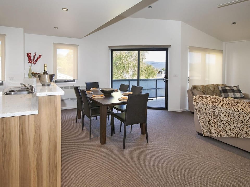 Northview 2 - Modern 2BR Townhouse l Lake View l Central Location l Spa Bath l WiFi House in Jindabyne