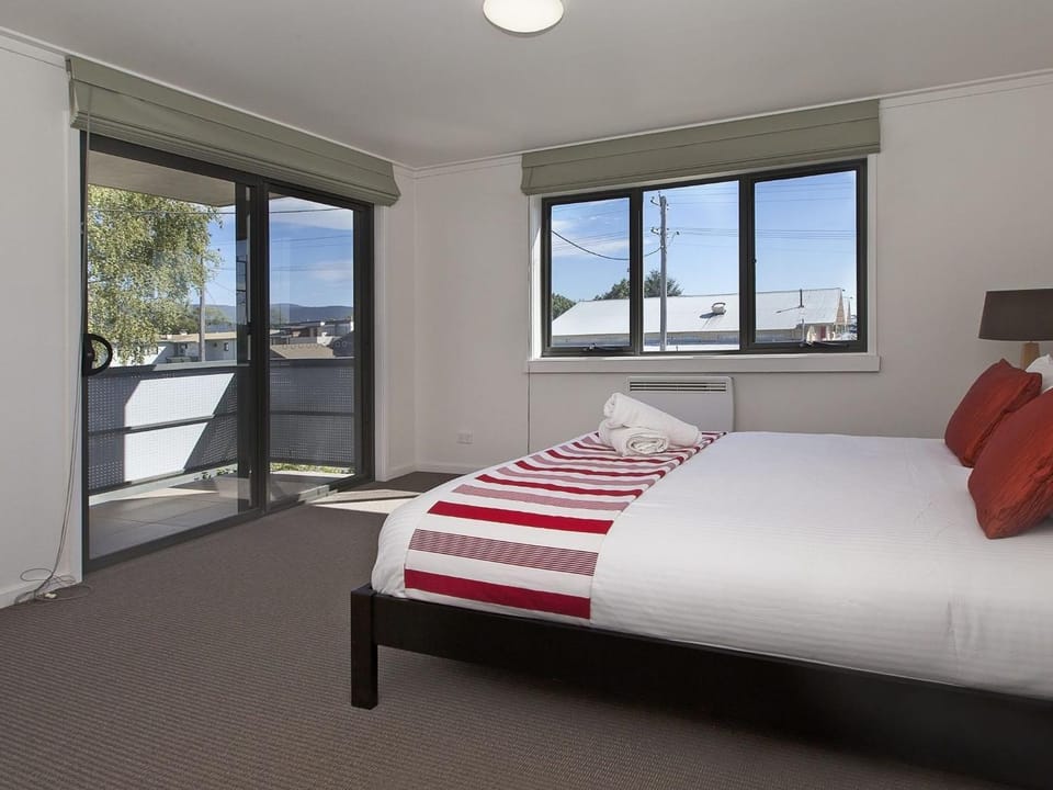 Northview 2 - Modern 2BR Townhouse l Lake View l Central Location l Spa Bath l WiFi House in Jindabyne