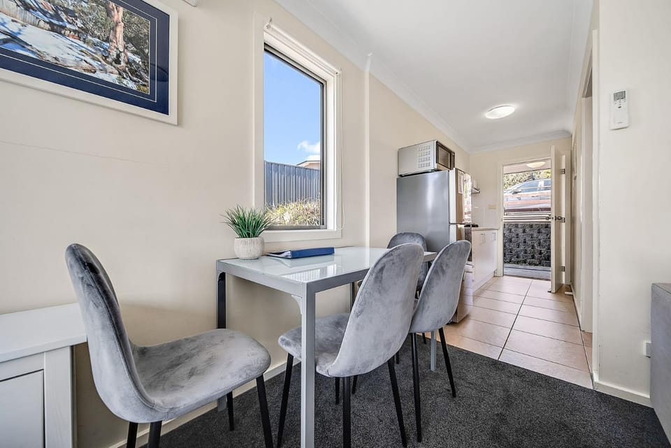 Poley Cow Studio - Lake & Mountain Views l Air-Con l Parking House in Jindabyne