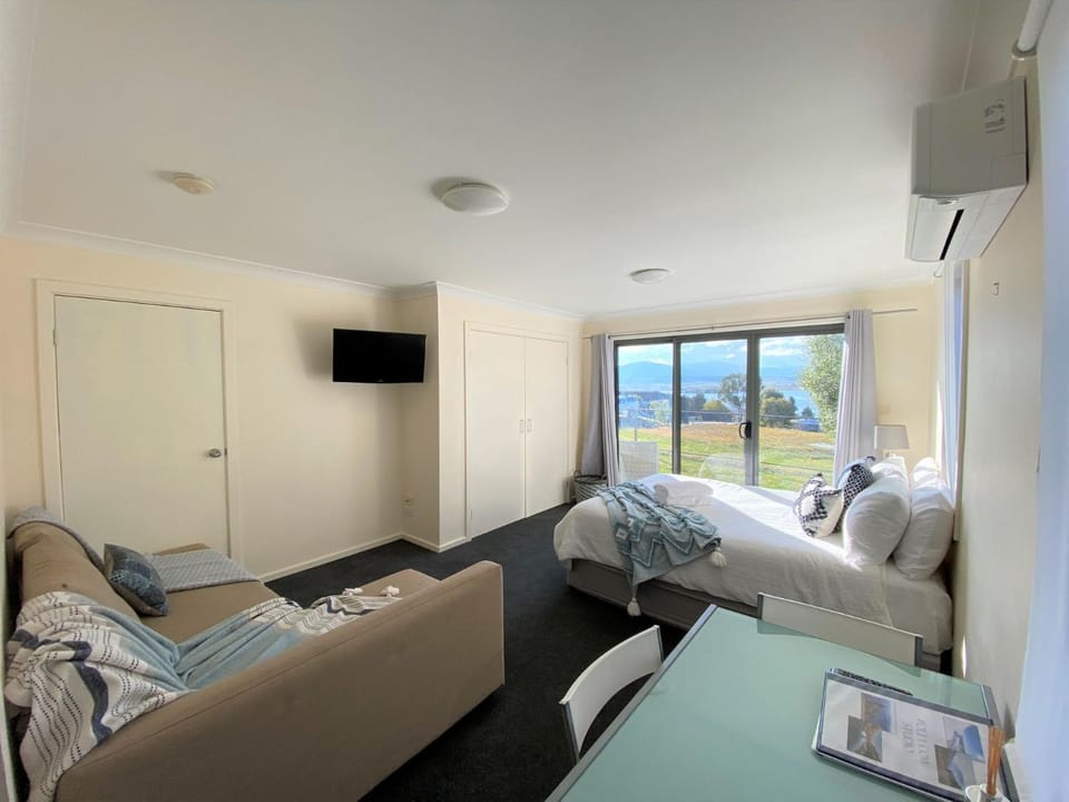 Poley Cow Studio - Lake & Mountain Views l Air-Con l Parking House in Jindabyne