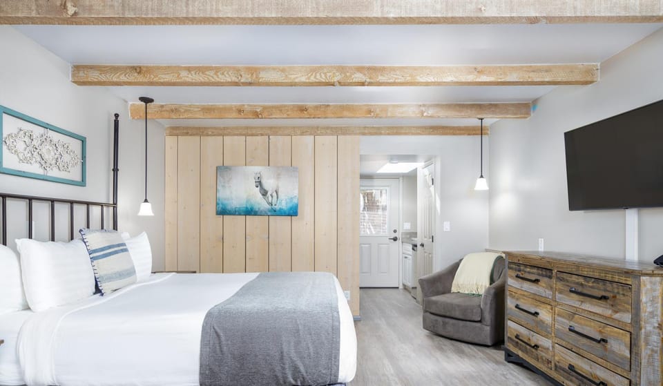 Bed, TV and multimedia, Bedroom