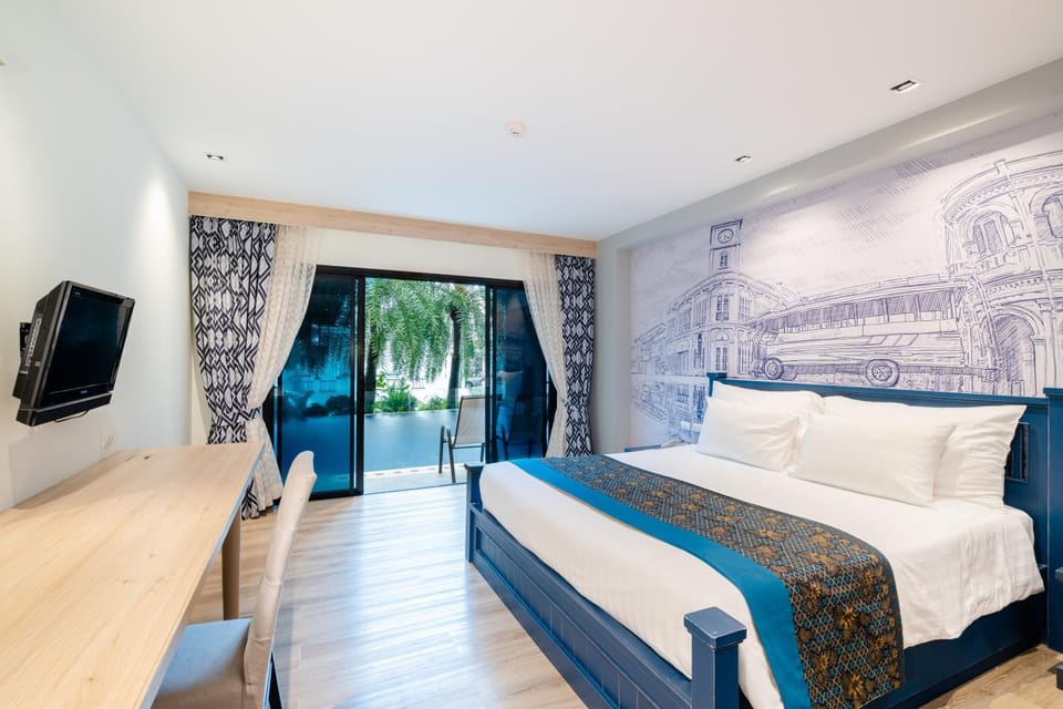 Bed, TV and multimedia, Seating area, Bedroom