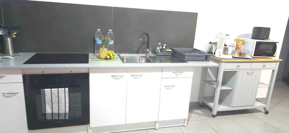 Kitchen or kitchenette, oven, stove
