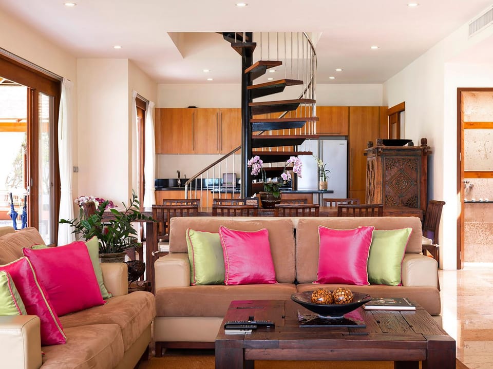 Kitchen or kitchenette, Living room, Seating area, Dining area
