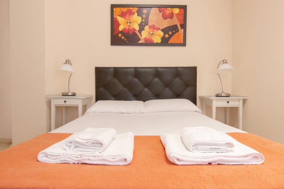 Bed, Bedroom, towels