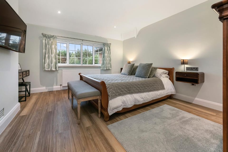 Bed, TV and multimedia, Photo of the whole room, Seating area, Bedroom