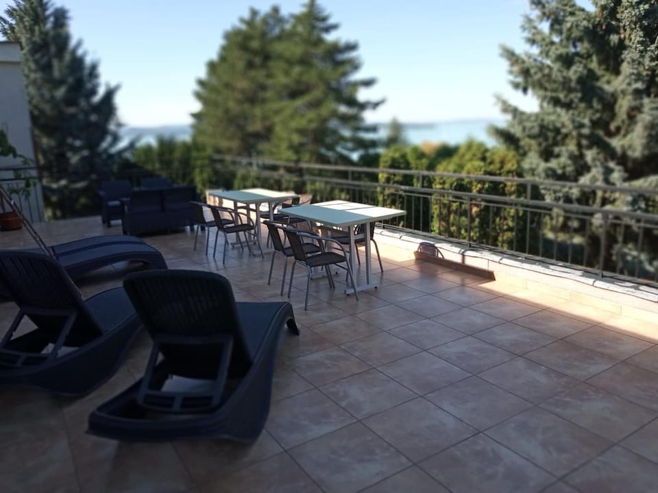 Pergola Panzió Bed and Breakfast in Balatonszárszó
