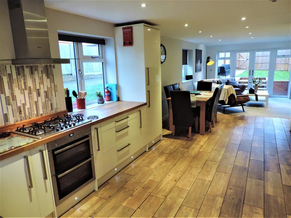 Kitchen or kitchenette, Living room