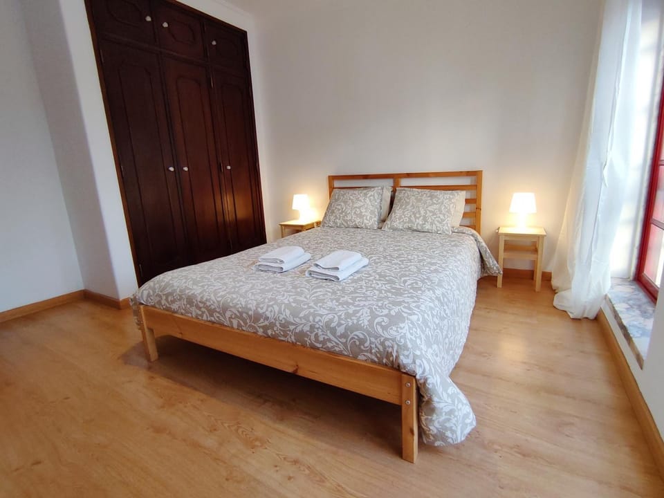 Bed, Bedroom, towels, wardrobe