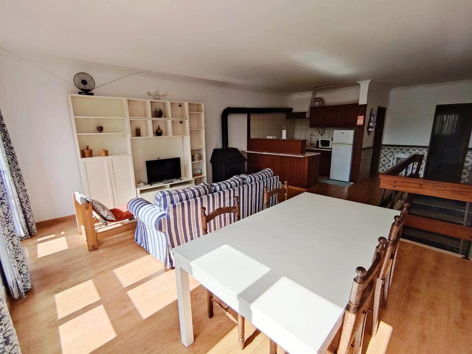 TV and multimedia, Kitchen or kitchenette, Living room, Seating area, Dining area