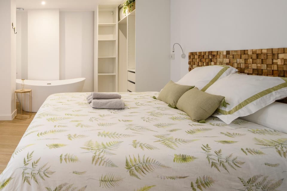 Spring, Day, Other, Photo of the whole room, Decorative detail, Decorative detail, On site