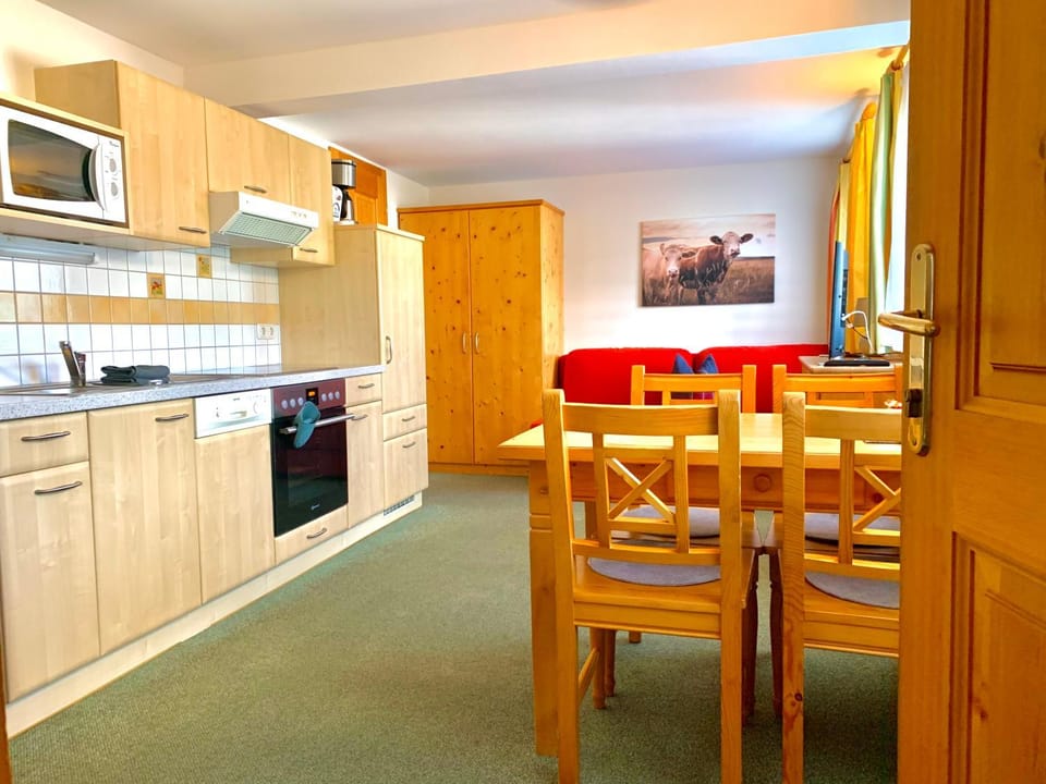 Kitchen or kitchenette, Dining area, dishwasher