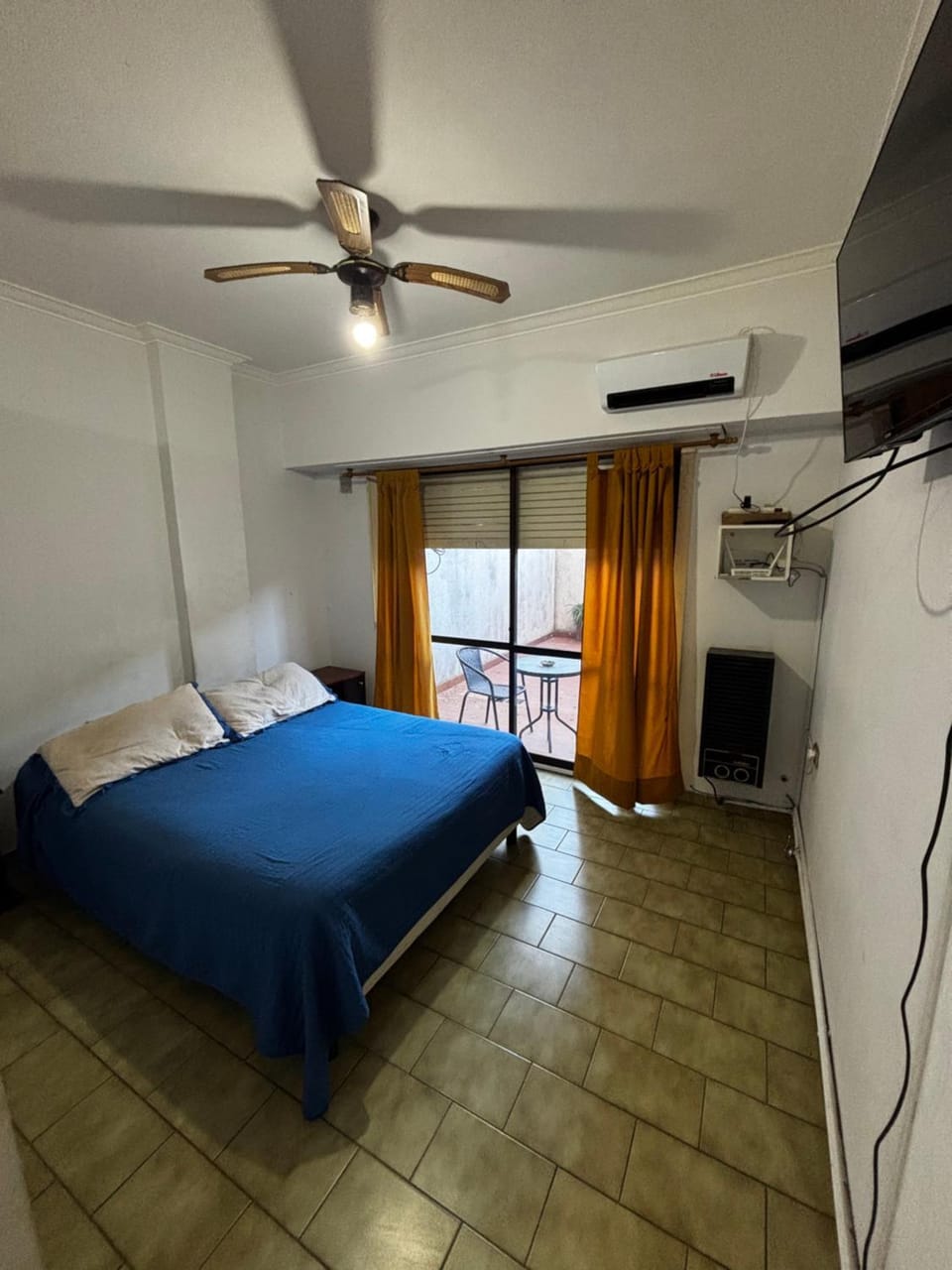 Bed, TV and multimedia, Bedroom, heating