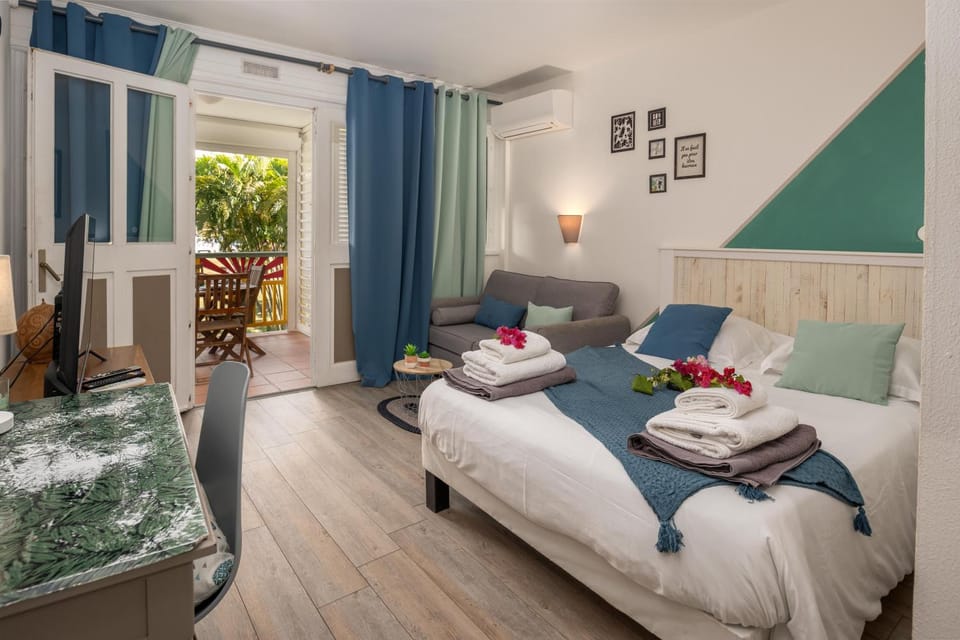Bed, Living room, Photo of the whole room, Seating area, Bedroom, towels