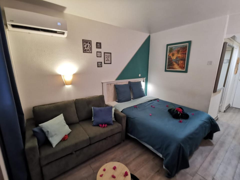Bed, Photo of the whole room, Seating area, air conditioner