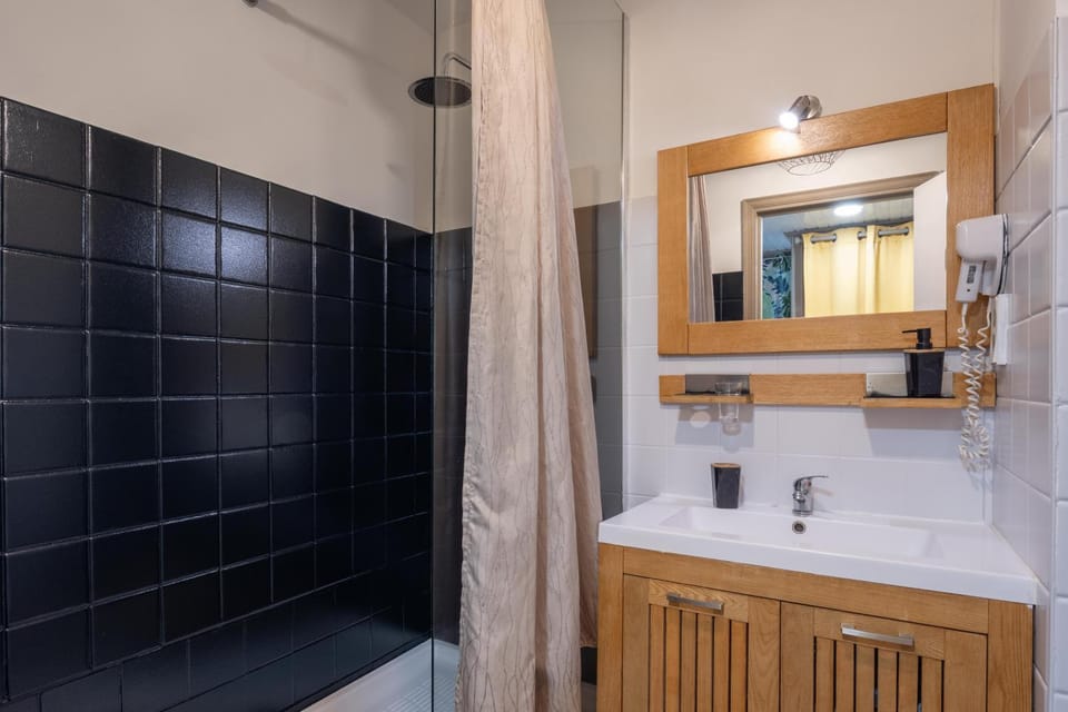 Shower, Bathroom, towels