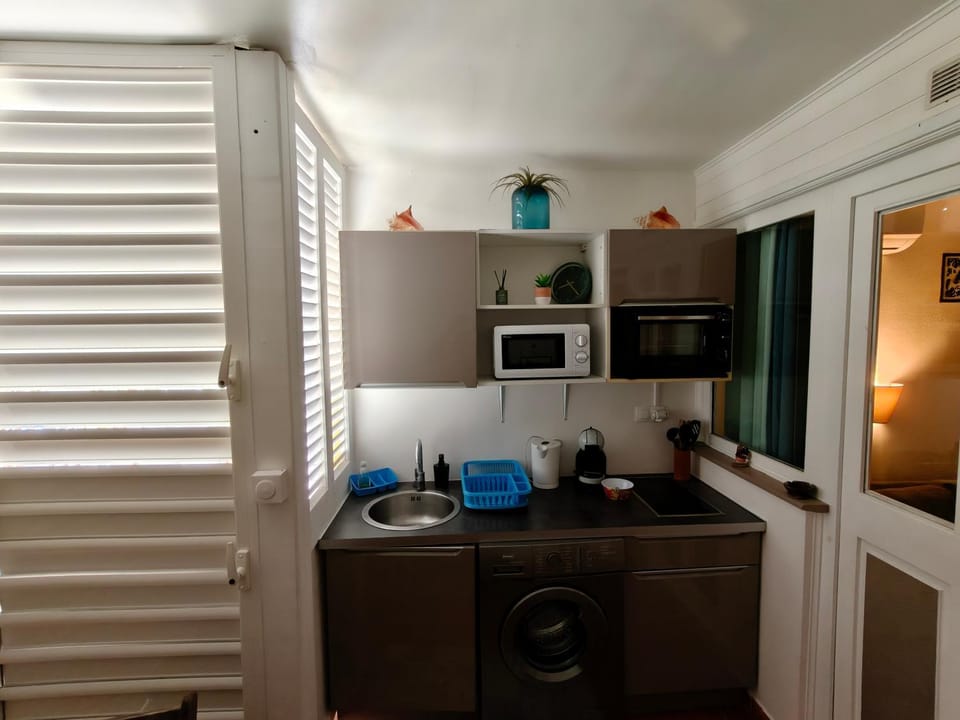 Coffee/tea facilities, stove, washing machine, kitchen