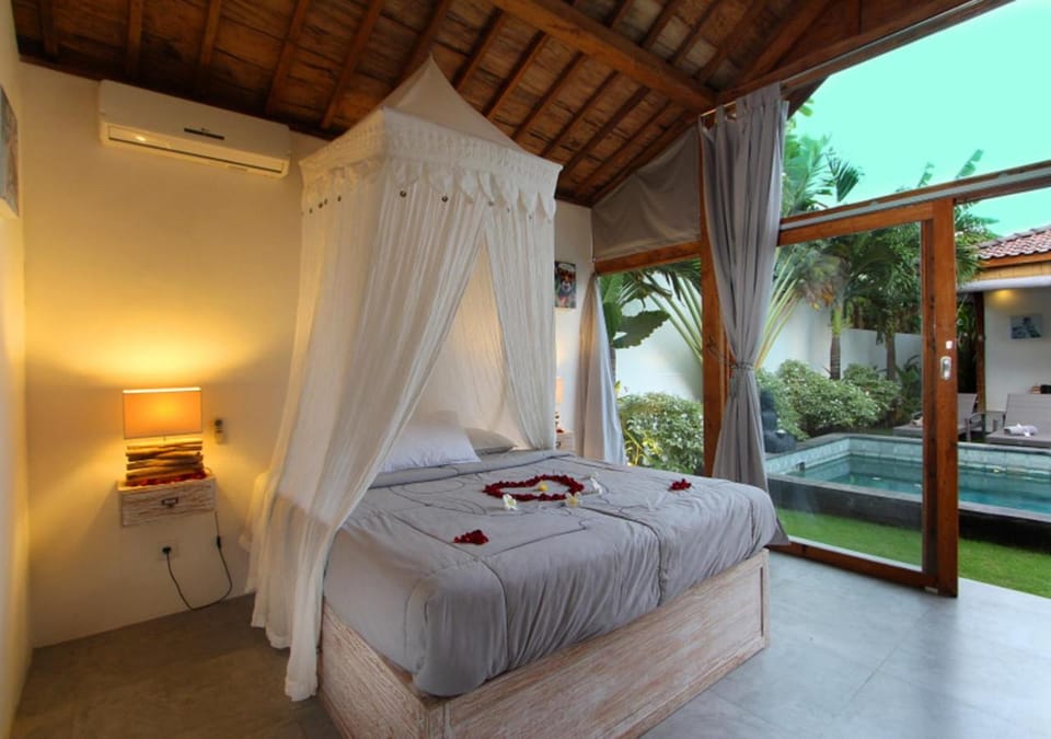Bedroom, Garden view, Pool view