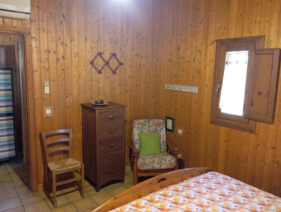 Photo of the whole room, Bedroom, wardrobe