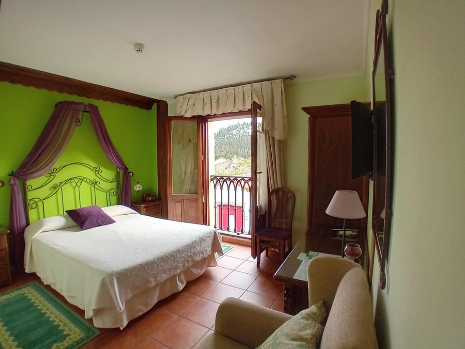Bedroom, Mountain view