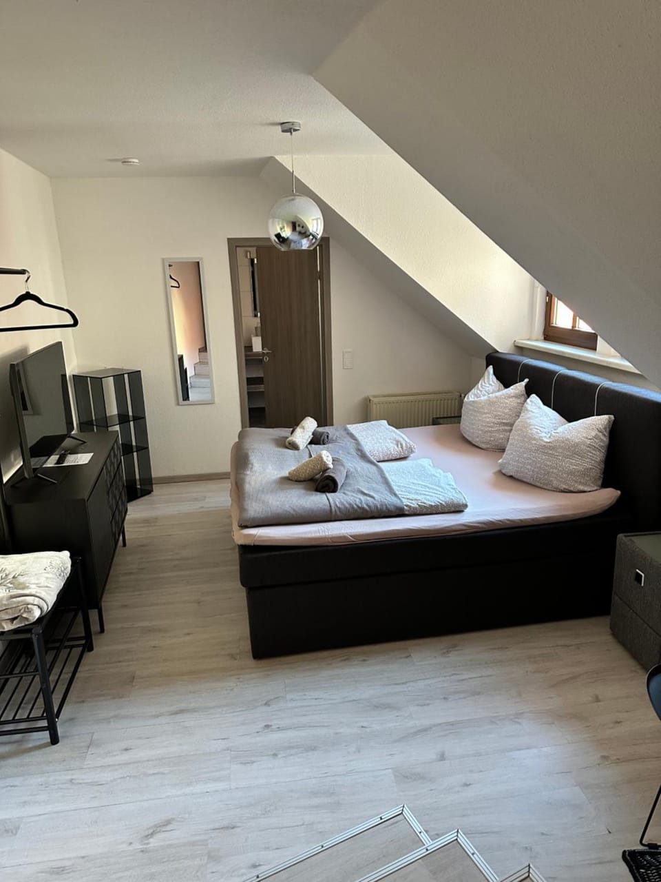 Bed, TV and multimedia, Photo of the whole room