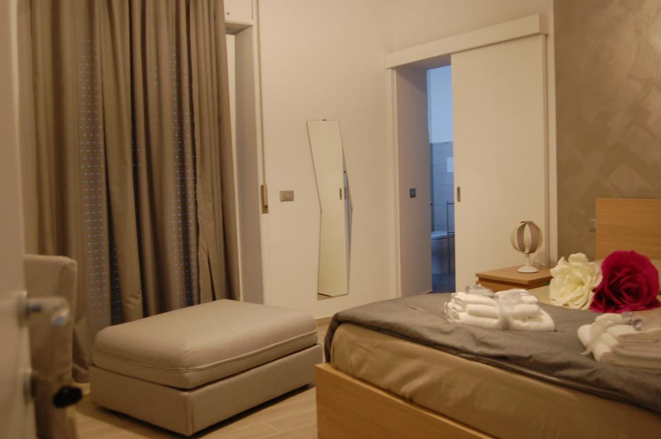 Bed, Bedroom, towels