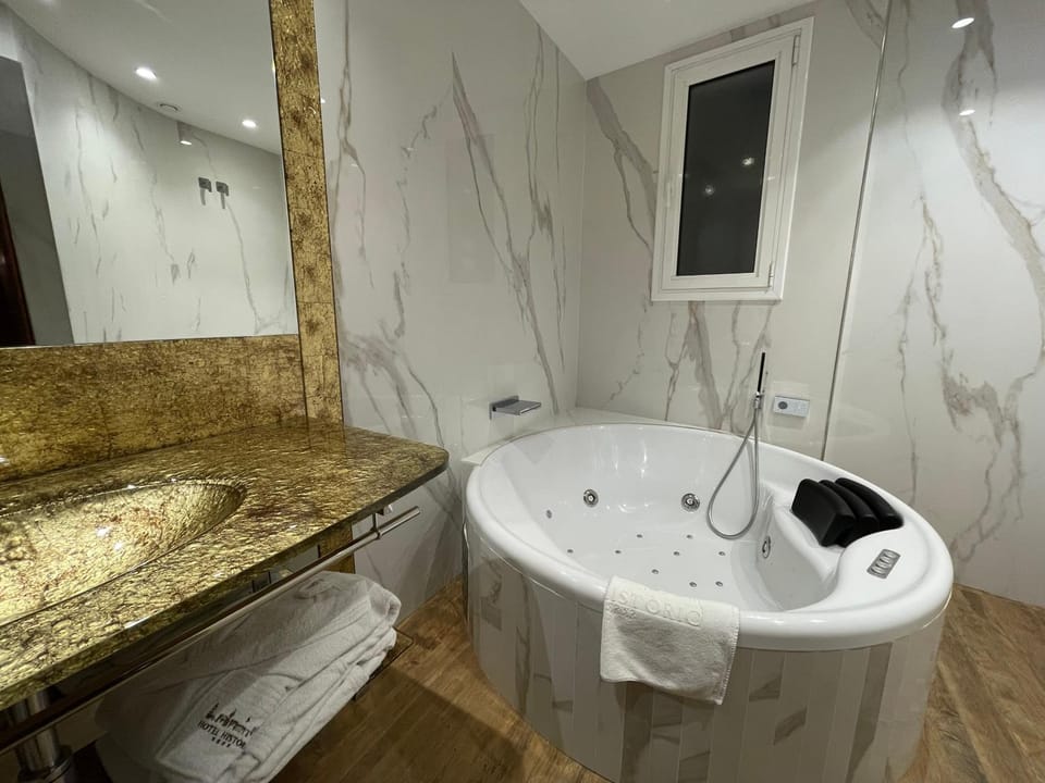 Bathroom, Bath, towels