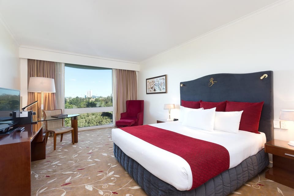 Photo of the whole room, Garden view