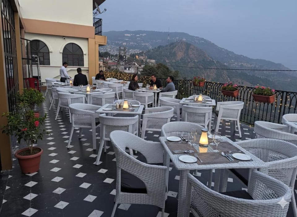 Restaurant/places to eat, Living room, Seating area, Mountain view