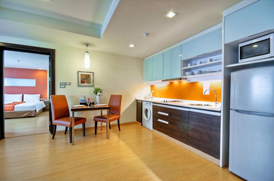 Kitchen or kitchenette, Dining area