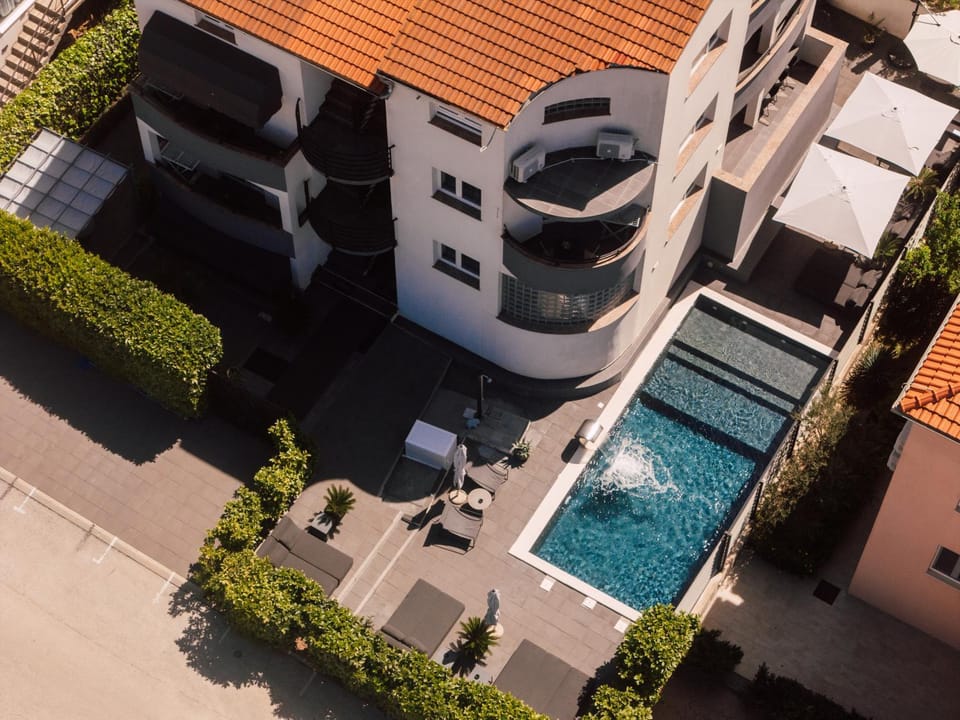 Property building, Bird's eye view, Pool view, Swimming pool