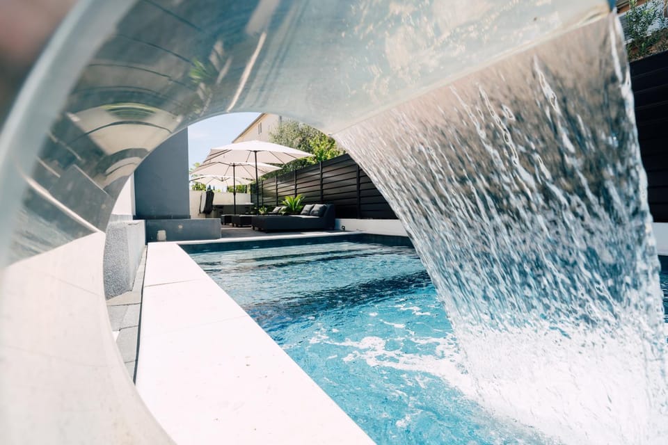 Property building, Garden, Swimming pool