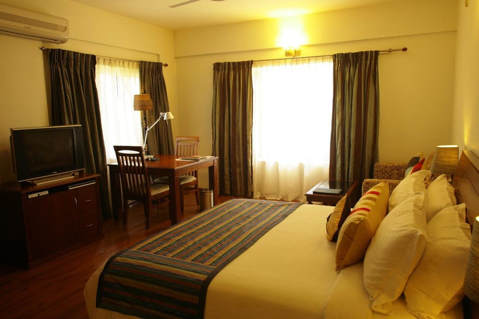 TV and multimedia, Seating area, Bedroom