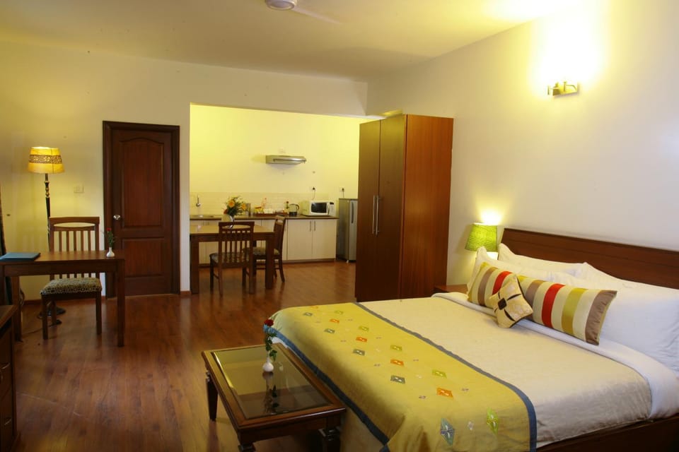 Kitchen or kitchenette, Seating area, Dining area, Bedroom