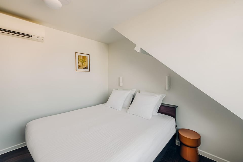 Bed, air conditioner