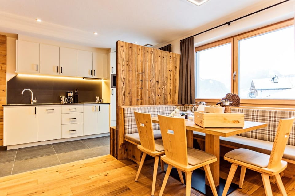 Kitchen or kitchenette, Seating area, Dining area