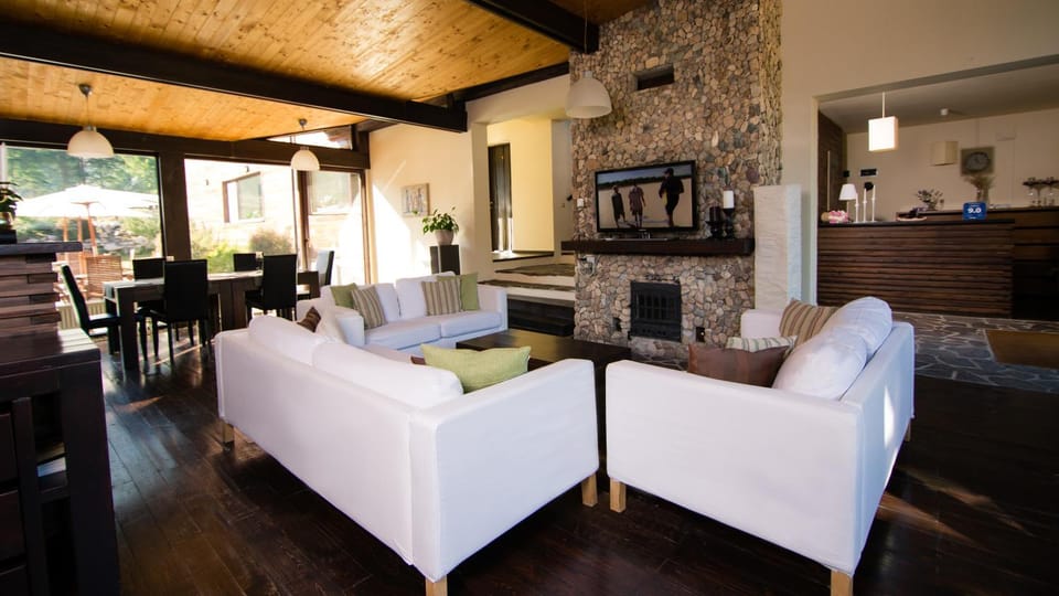 Restaurant/places to eat, Communal lounge/ TV room, TV and multimedia, Coffee/tea facilities, Lounge or bar