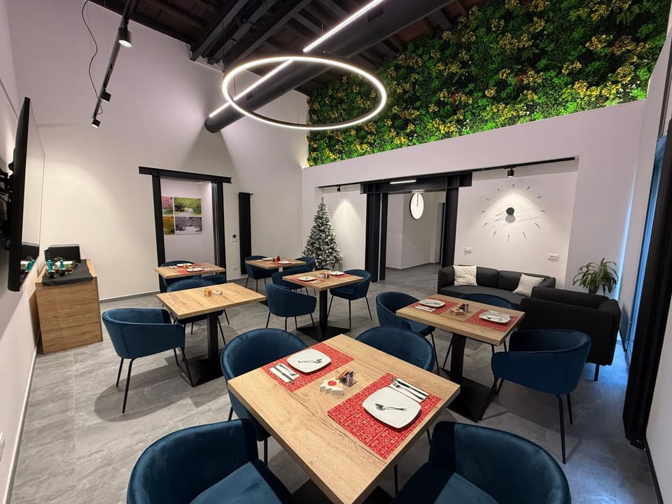 Communal lounge/ TV room, Lobby or reception, Lounge or bar, Meeting/conference room, Breakfast, Continental breakfast, Italian breakfast, English/Irish breakfast, American breakfast, concierge