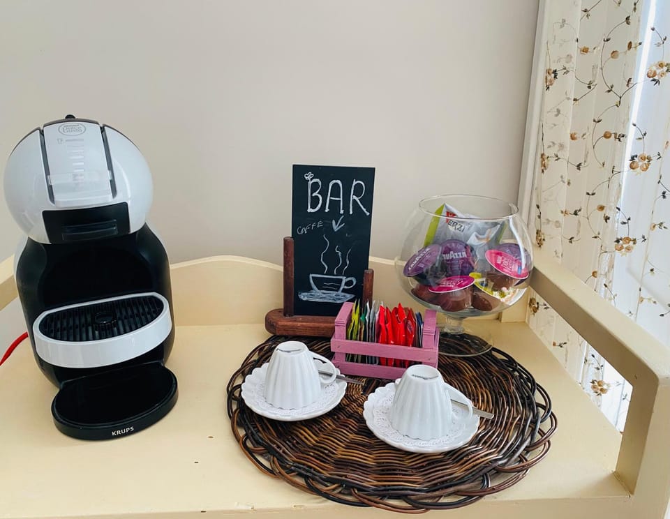Coffee/tea facilities, Food and drinks