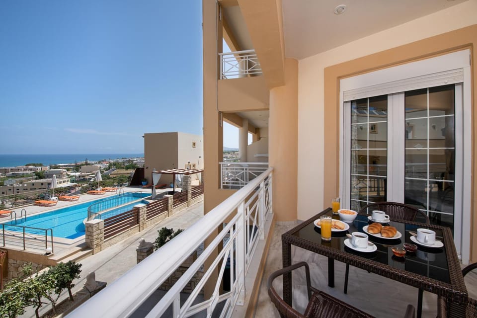 Balcony/Terrace, Pool view, Sea view