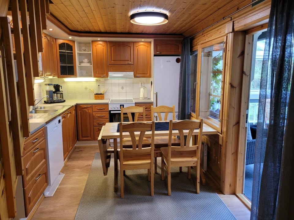 Kitchen or kitchenette, Dining area, pet friendly, kitchen