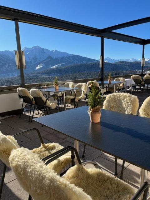 Restaurant/places to eat, Balcony/Terrace, Seating area